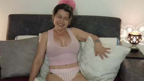 Snapshot of zuly_zahir_01 chatting on June 1, 10:44 pm zuly goode online show from June 1, 10:44 pm