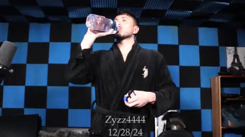 Snapshot of zyzz4444 chatting on December 29, 3:54 am Greek God online show from December 29, 3:54 am