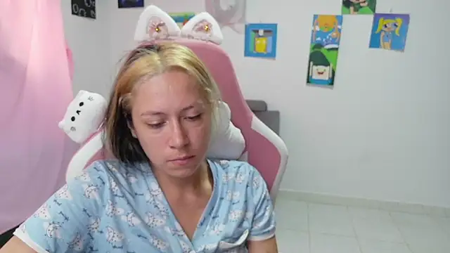 Snapshot of MommyMiaWs chatting on February 12, 2:01 pm MommyMiaWs online show from February 12, 2:01 pm