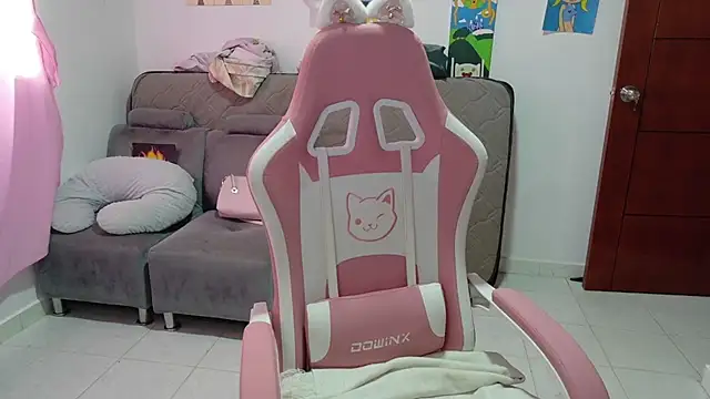 Snapshot of MommyMiaWs chatting on April 2, 6:38 pm MommyMiaWs online show from April 2, 6:38 pm