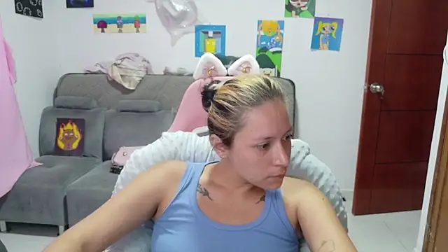 Snapshot of MommyMiaWs chatting on April 7, 6:52 pm MommyMiaWs online show from April 7, 6:52 pm