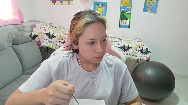 Snapshot of MommyMiaWs chatting on April 20, 1:14 pm MommyMiaWs online show from April 20, 1:14 pm