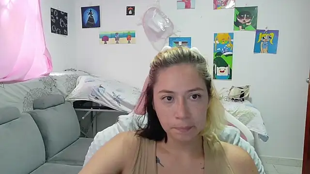 Snapshot of MommyMiaWs chatting on April 27, 7:56 pm MommyMiaWs online show from April 27, 7:56 pm