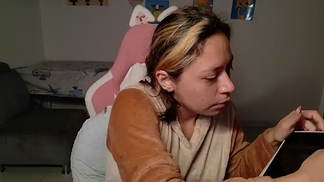 Snapshot of MommyMiaWs chatting on May 26, 1:18 pm MommyMiaWs online show from May 26, 1:18 pm