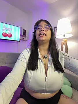 Snapshot of tati_reyess chatting on April 23, 12:29 pm tati reyess online show from April 23, 12:29 pm