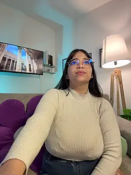 Snapshot of tati_reyess chatting on April 24, 12:18 pm tati reyess online show from April 24, 12:18 pm