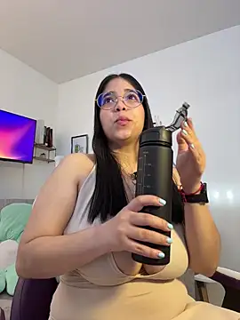 Snapshot of tati_reyess chatting on April 27, 12:25 pm tati reyess online show from April 27, 12:25 pm