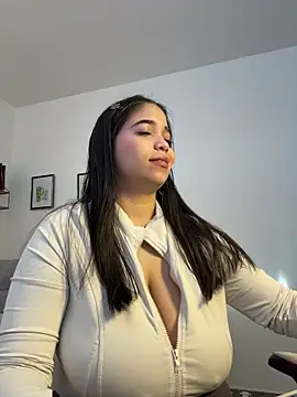 Snapshot of tati_reyess chatting on May 1, 12:43 pm tati reyess online show from May 1, 12:43 pm