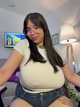 Snapshot of tati_reyess chatting on May 20, 12:44 pm tati reyess online show from May 20, 12:44 pm