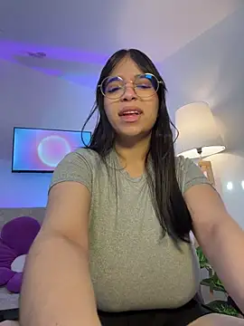 Snapshot of tati_reyess chatting on May 22, 12:22 pm tati reyess online show from May 22, 12:22 pm