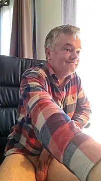 Snapshot of MichOxxford chatting on October 15, 4:12 am MichOxxford online show from October 15, 4:12 am