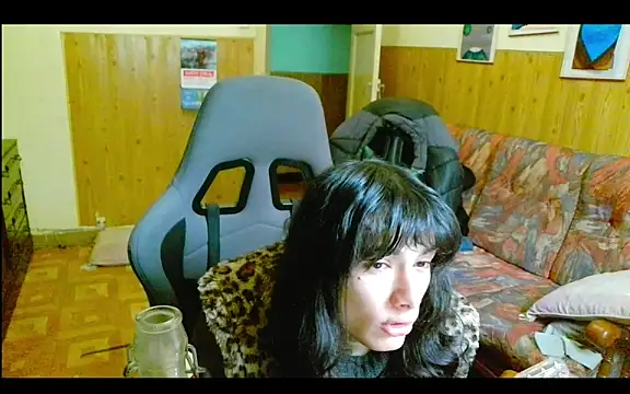 calliemaggotbone online show from December 18, 2:34 pm