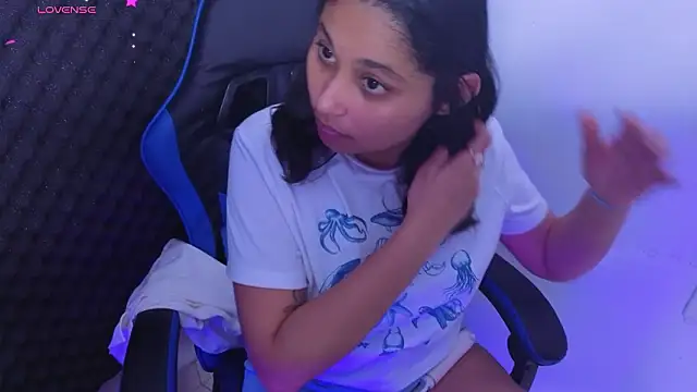 Snapshot of Cuteprincess21 chatting on February 18, 1:45 am Cuteprincess21 online show from February 18, 1:45 am