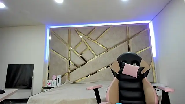 Snapshot of nahia_low chatting on March 4, 3:22 am nahia low online show from March 4, 3:22 am