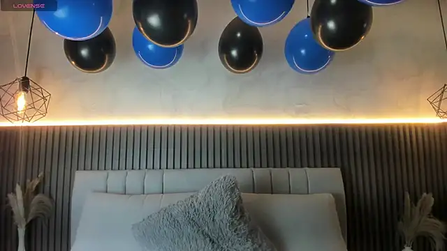 SHANONCLARK online show from November 8, 6:18 pm