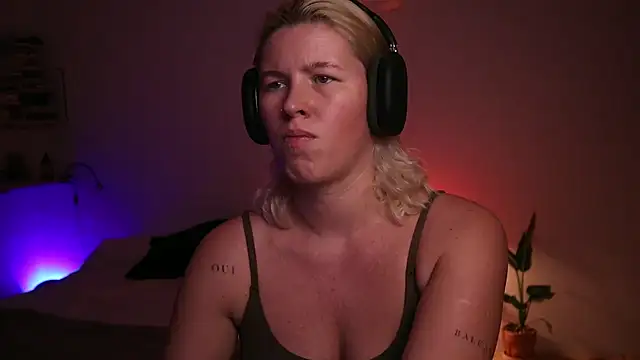 moonamii online show from December 2, 5:15 pm