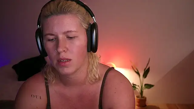 moonamii online show from January 16, 8:46 pm