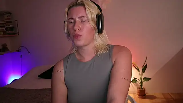 moonamii online show from January 23, 6:24 pm