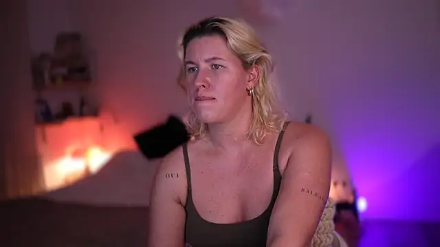 moonamii online show from February 28, 7:03 pm