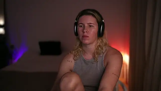 moonamii online show from September 15, 4:40 pm