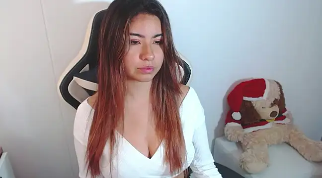 Snapshot of alice_middlee chatting on December 12, 6:53 pm alice middlee online show from December 12, 6:53 pm