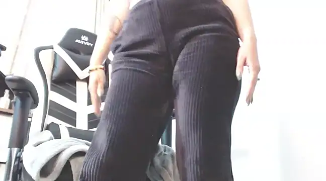 Snapshot of alice_middlee chatting on January 31, 10:21 pm alice middlee online show from January 31, 10:21 pm