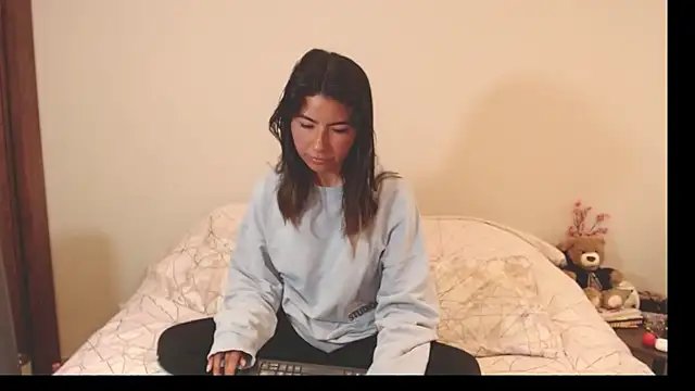 Snapshot of alice_middlee chatting on October 7, 4:48 pm alice middlee online show from October 7, 4:48 pm