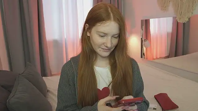 Snapshot of FiaMoor chatting on April 28, 10:42 am FiaMoor online show from April 28, 10:42 am