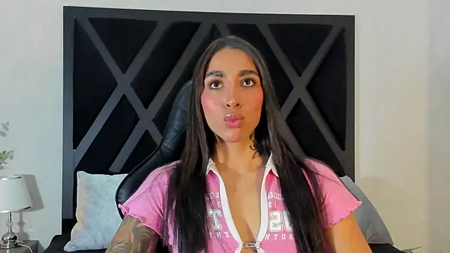 Snapshot of KAYLA_BATISTA chatting on July 1, 12:01 am KAYLA BATISTA online show from July 1, 12:01 am