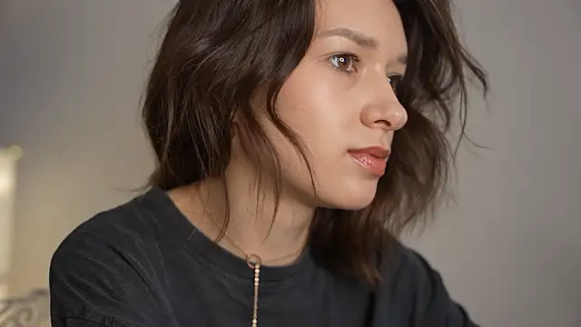 VivianLy  online show from January 24, 8:44 am