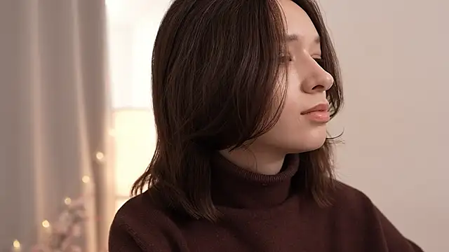 VivianLy  online show from February 21, 11:01 am