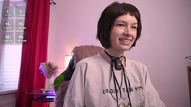 VivianLy  online show from February 28, 1:23 pm