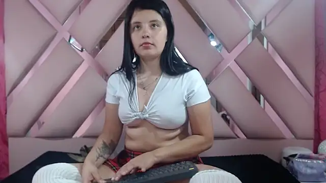 Snapshot of nathaly_low1 chatting on February 19, 8:55 am nathaly low1 online show from February 19, 8:55 am