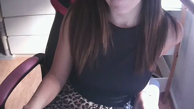 Snapshot of LunaGuerraxx chatting on November 7, 8:36 am LunaGuerraxx online show from November 7, 8:36 am