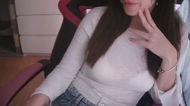 Snapshot of LunaGuerraxx chatting on March 11, 8:31 am LunaGuerraxx online show from March 11, 8:31 am