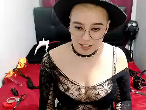 Snapshot of TamySweetness chatting on December 22, 1:34 am TamySweetness online show from December 22, 1:34 am