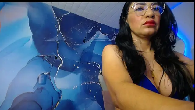 luzcastillo07 online show from May 9, 6:29 am