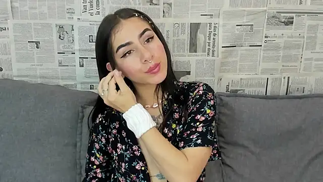 Snapshot of Mhelanny2 chatting on December 14, 1:17 am Mhelanny2 online show from December 14, 1:17 am