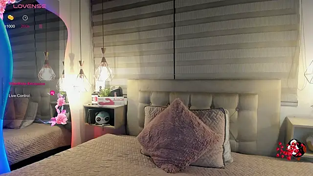 Snapshot of cristal__hot_1 chatting on April 27, 5:05 am cristal hot 1 online show from April 27, 5:05 am