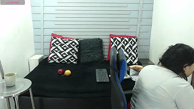 Snapshot of evelin_zaens chatting on January 24, 4:16 am evelin zaens online show from January 24, 4:16 am
