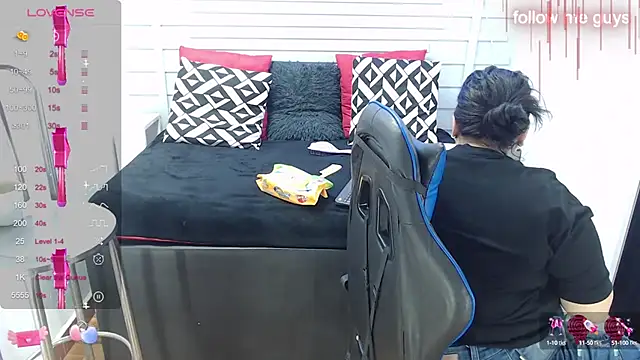 Snapshot of evelin_zaens chatting on February 1, 3:52 am evelin zaens online show from February 1, 3:52 am