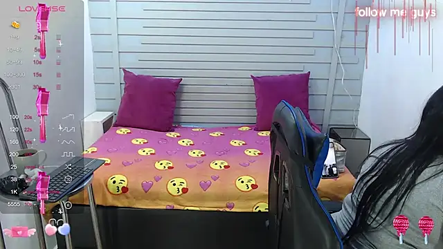 Snapshot of evelin_zaens chatting on February 4, 4:05 am evelin zaens online show from February 4, 4:05 am