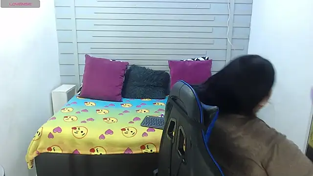 Snapshot of evelin_zaens chatting on February 9, 4:14 am evelin zaens online show from February 9, 4:14 am