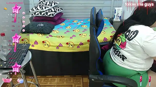 Snapshot of evelin_zaens chatting on February 14, 1:29 pm evelin zaens online show from February 14, 1:29 pm