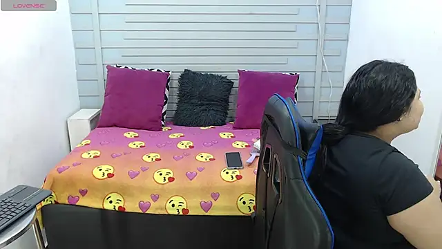 Snapshot of evelin_zaens chatting on February 14, 10:25 pm evelin zaens online show from February 14, 10:25 pm