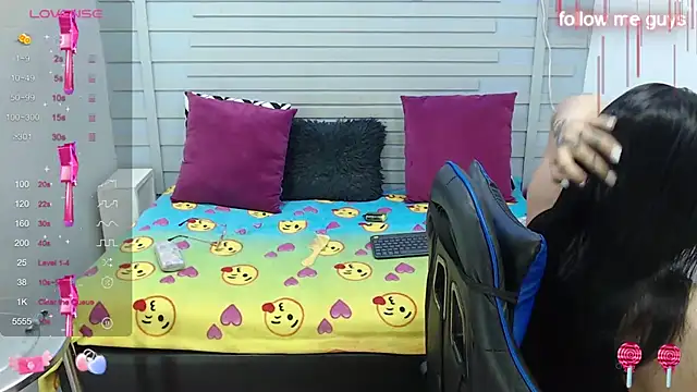 Snapshot of evelin_zaens chatting on February 17, 4:09 am evelin zaens online show from February 17, 4:09 am