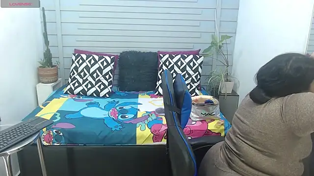 Snapshot of evelin_zaens chatting on February 25, 4:03 am evelin zaens online show from February 25, 4:03 am