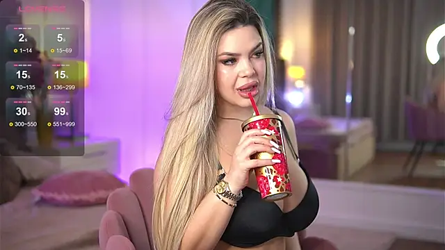 Snapshot of SophieBoobsX chatting on March 4, 6:47 am SophieBoobsX online show from March 4, 6:47 am