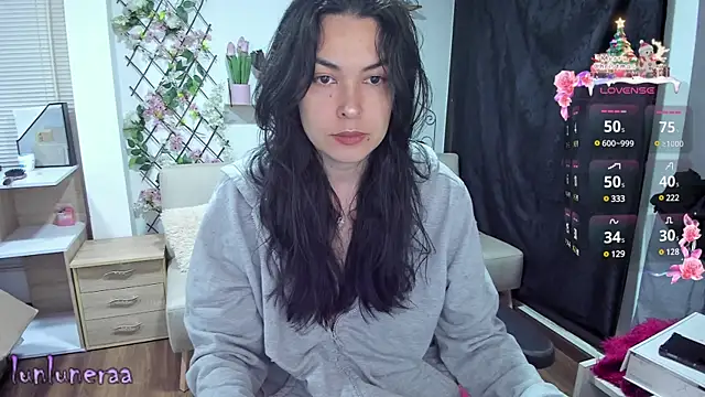 Snapshot of Lunlunera chatting on December 18, 3:26 am Lunlunera online show from December 18, 3:26 am