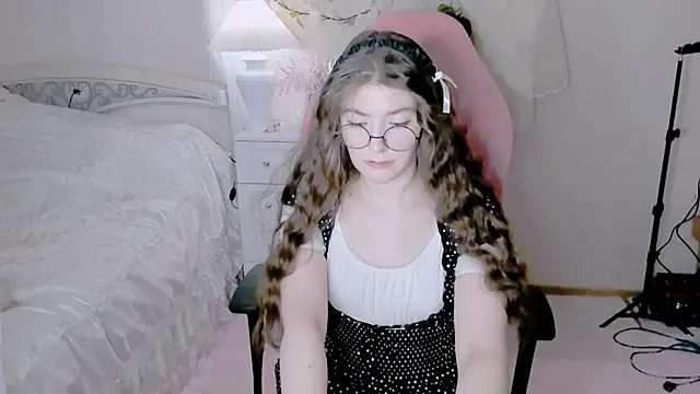 Snapshot of RuthMorse chatting on March 9, 7:18 pm RuthMorse online show from March 9, 7:18 pm